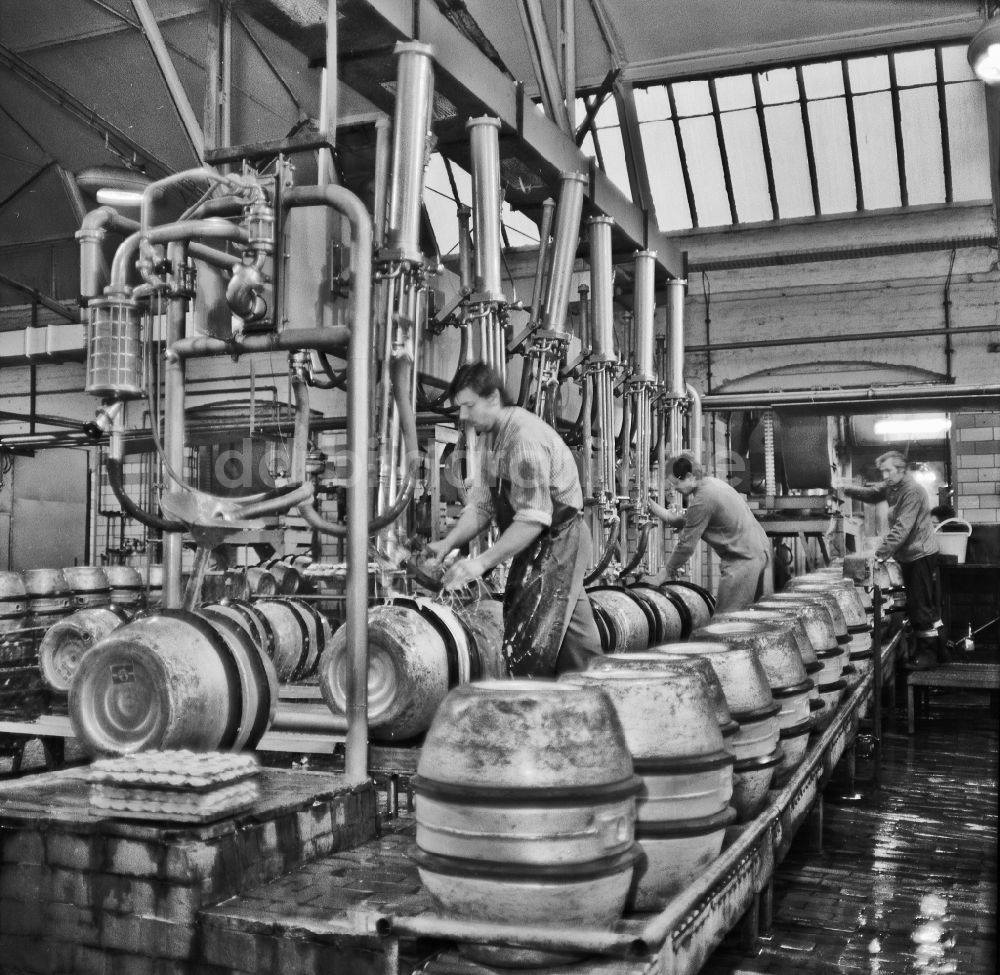 Berlin: Kindl- Brauerei - Produktionsprozeß zur Bierherstellung in Berlin in der DDR