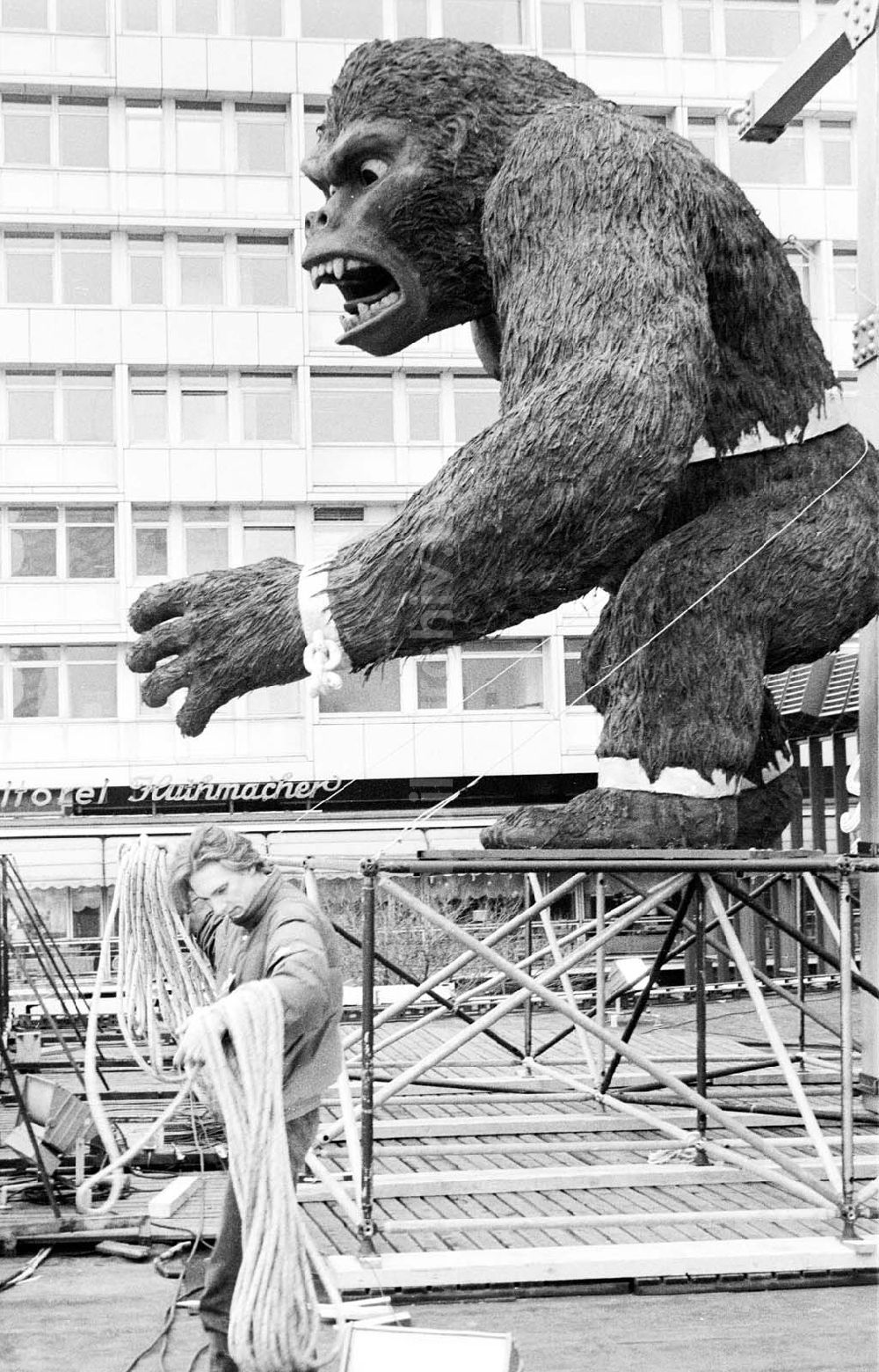DDR-Fotoarchiv: Berlin - King-Kong-Figur am Kino Zoopalast in Berlin-Charlottenburg 12.02.1993