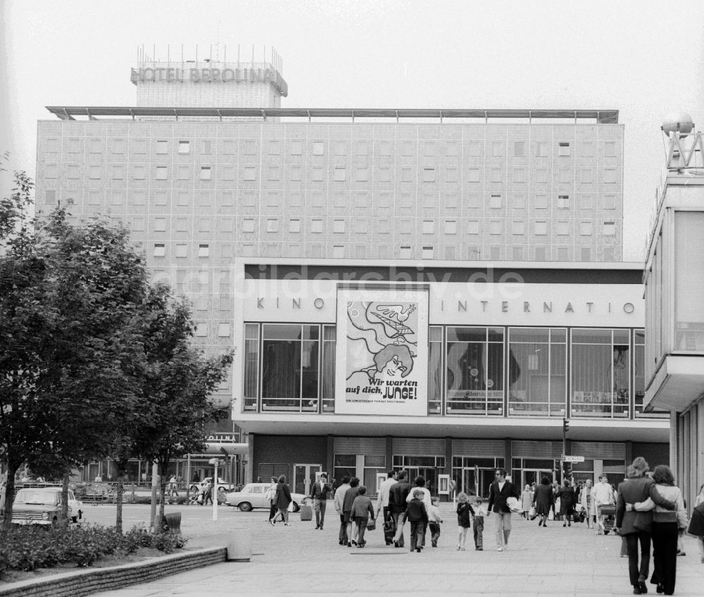 Berlin: Kino INTERNATIONAL an der Karl-Marx-Allee in Berlin, der ehemaligen Hauptstadt der DDR, Deutsche Demokratische Republik