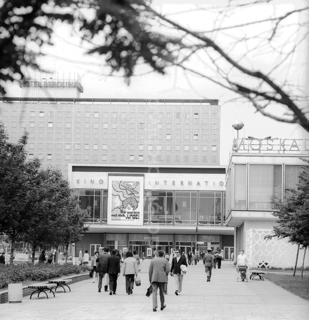DDR-Bildarchiv: Berlin - Kino INTERNATIONAL an der Karl-Marx-Allee in Berlin, der ehemaligen Hauptstadt der DDR, Deutsche Demokratische Republik