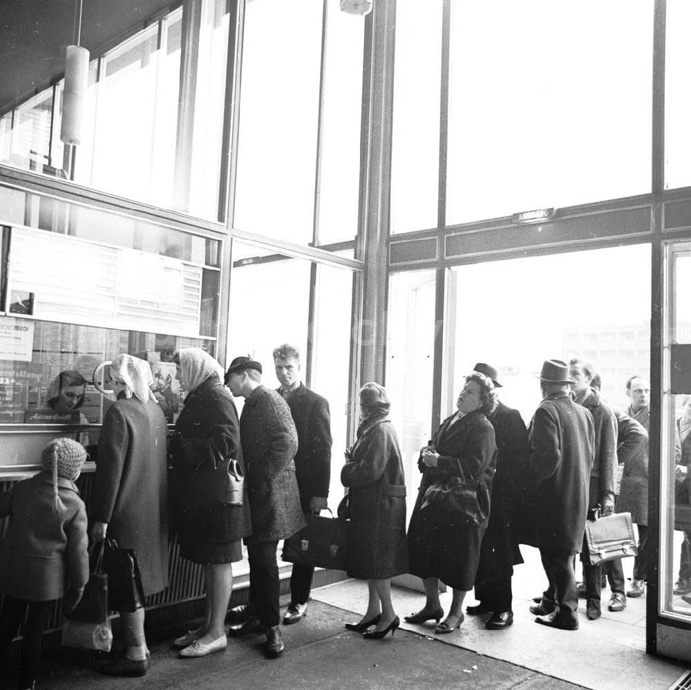 DDR-Bildarchiv: Berlin - Kino Kosmos in der Berliner Karl-Marx-Allee. Februar 1966 Umschlagsnr.: 1966-129