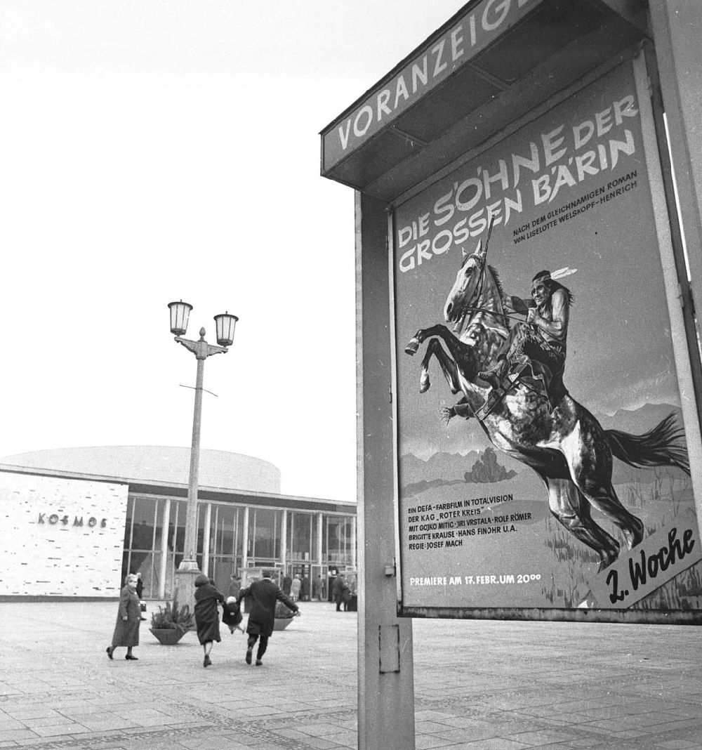 DDR-Fotoarchiv: Berlin - Kino Kosmos in der Berliner Karl-Marx-Allee. Februar 1966 Umschlagsnr.: 1966-129