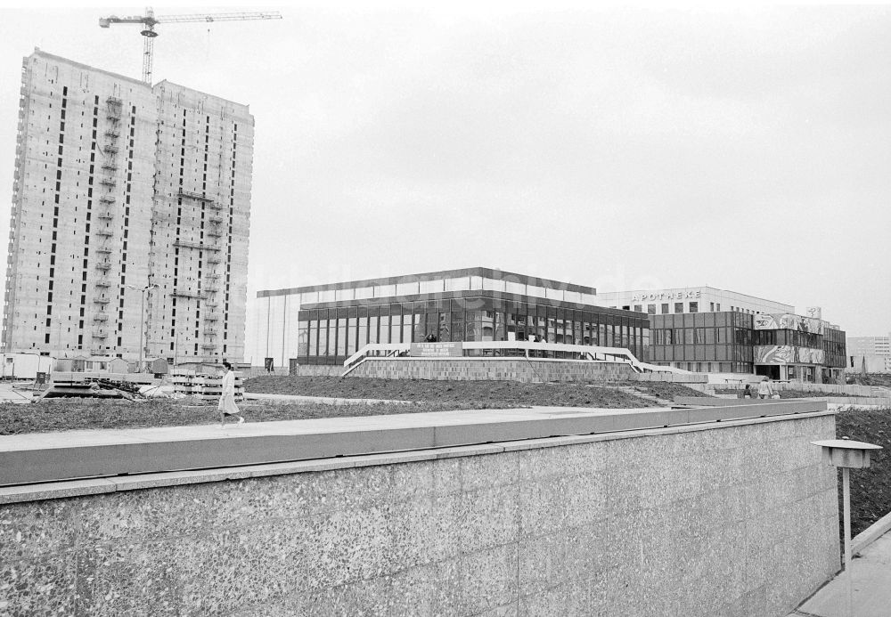 DDR-Bildarchiv: Berlin - Kino SOJUS im Stadtbezirk Marzahn in Berlin, der ehemaligen Hauptstadt der DDR, Deutsche Demokratische Republik