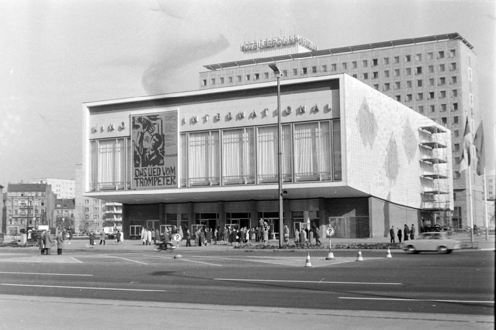 Berlin: Kinogebäude Kino International im Ortsteil Mitte in Berlin in der DDR