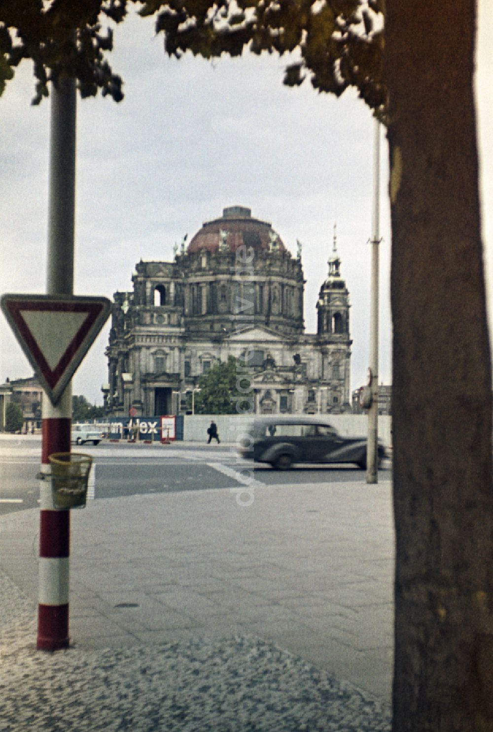 Berlin: Kirchenbauwerk Berliner Dom in Berlin in der DDR