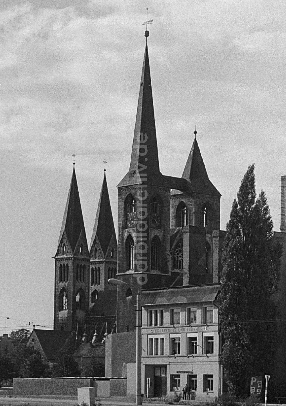 DDR-Fotoarchiv: Halberstadt - Kirchenbauwerk Martinikirche mit dem Büttnerhaus in Halberstadt in Sachsen-Anhalt in der DDR