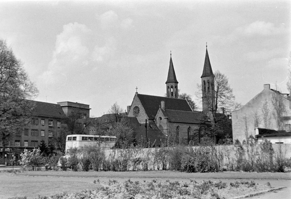 Berlin: Kirchenbauwerk im Ortsteil Pankow in Berlin in der DDR