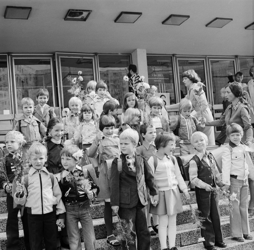 DDR-Fotoarchiv: Berlin - Friedrichshain - Klassenfoto der 1. Klasse vor dem Haupteingang der 24. Oberschule in Berlin - Friedrichshain