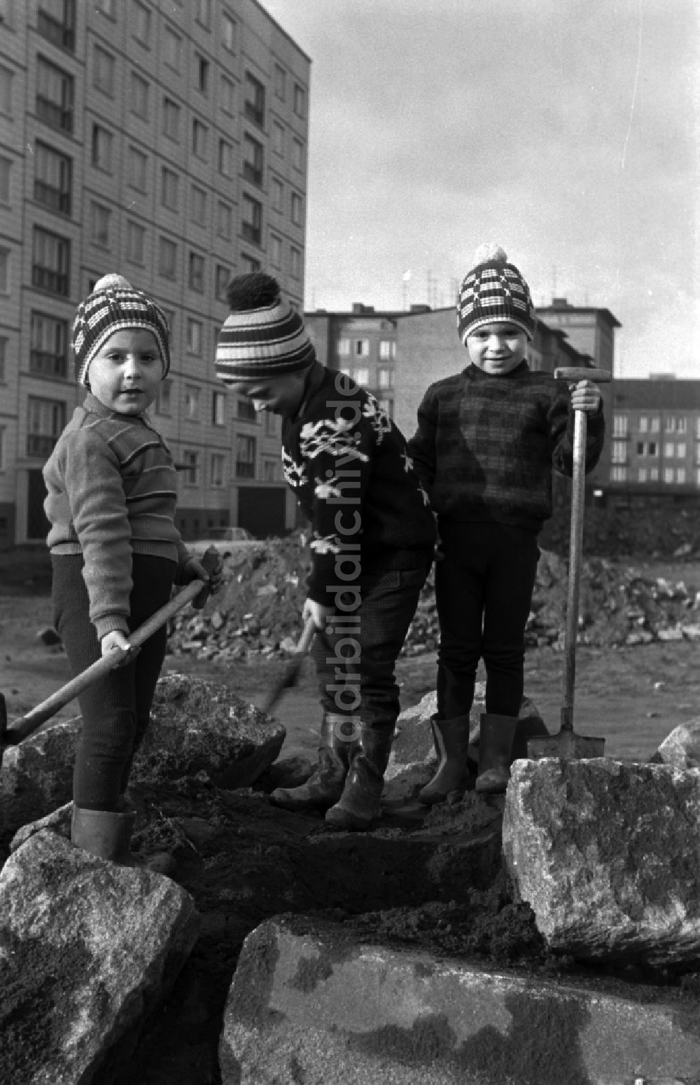 DDR-Fotoarchiv: Magdeburg - Kleine Kinder mit Gummistiefeln und Kinderspaten spielen auf einem Hinterhof in Berlin