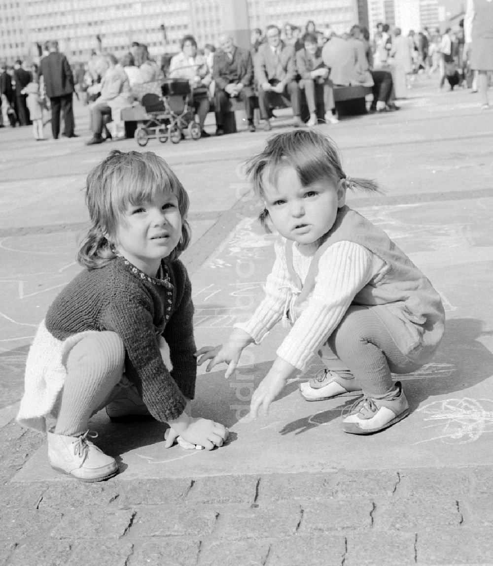 Berlin: Kleine Kinder malen mit Kreide auf dem Alexanderplatz in Berlin, der ehemaligen Hauptstadt der DDR, Deutsche Demokratische Republik