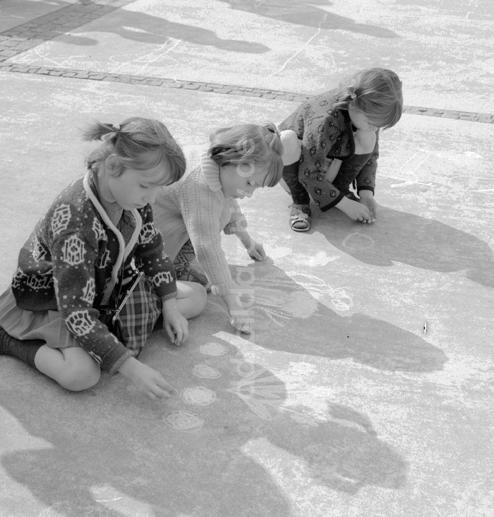 DDR-Fotoarchiv: Berlin - Kleine Kinder malen mit Kreide auf dem Alexanderplatz in Berlin, der ehemaligen Hauptstadt der DDR, Deutsche Demokratische Republik