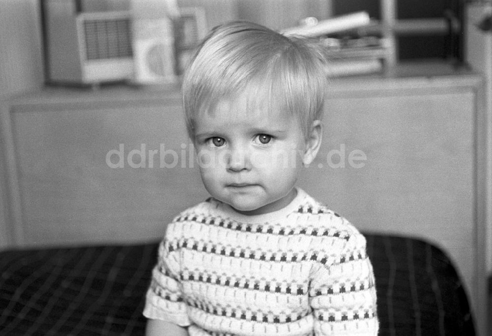 DDR-Fotoarchiv: Berlin - Friedrichshain - Kleiner blonder Junge in Berlin - Friedrichshain