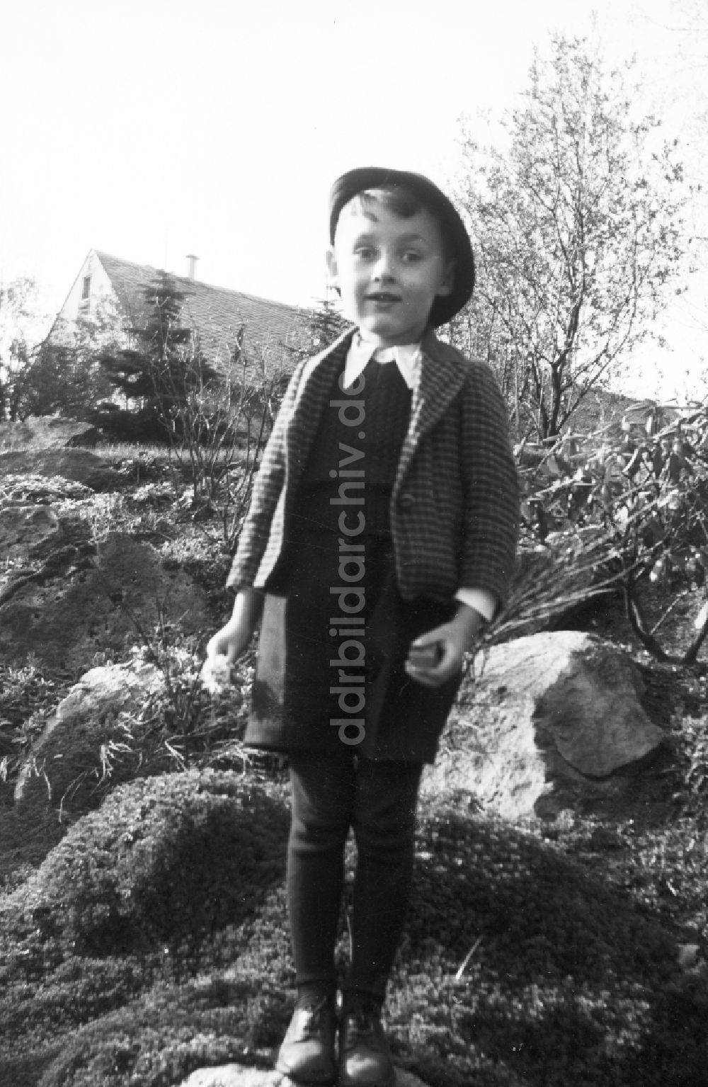 DDR-Bildarchiv: Arnstadt - Kleiner Junge mit Hut in Arnstadt in Thüringen auf dem Gebiet des Deutschen Reiches, Deutschland