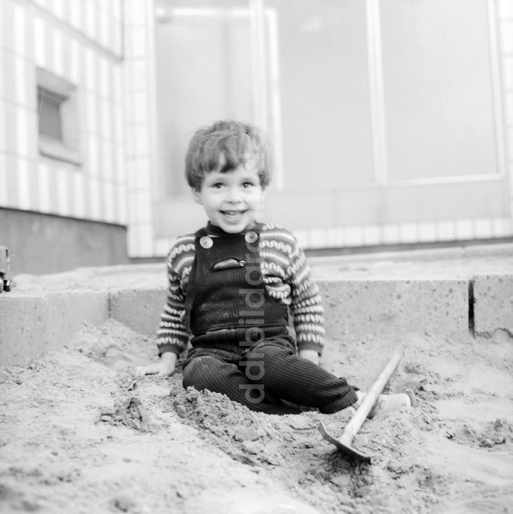 Berlin: Kleiner Junge spielt im Sandkasten in Berlin, der ehemaligen Hauptstadt der DDR, Deutsche Demokratische Republik