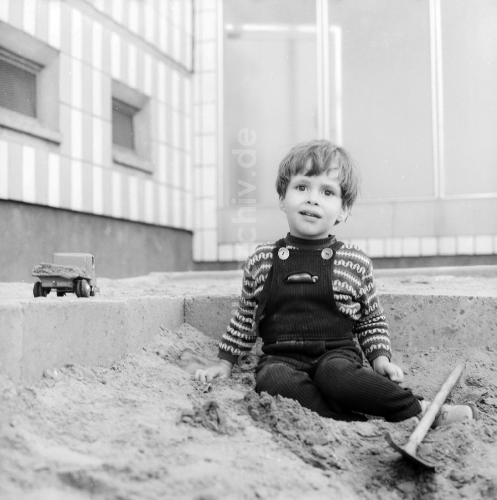 DDR-Bildarchiv: Berlin - Kleiner Junge spielt im Sandkasten in Berlin, der ehemaligen Hauptstadt der DDR, Deutsche Demokratische Republik