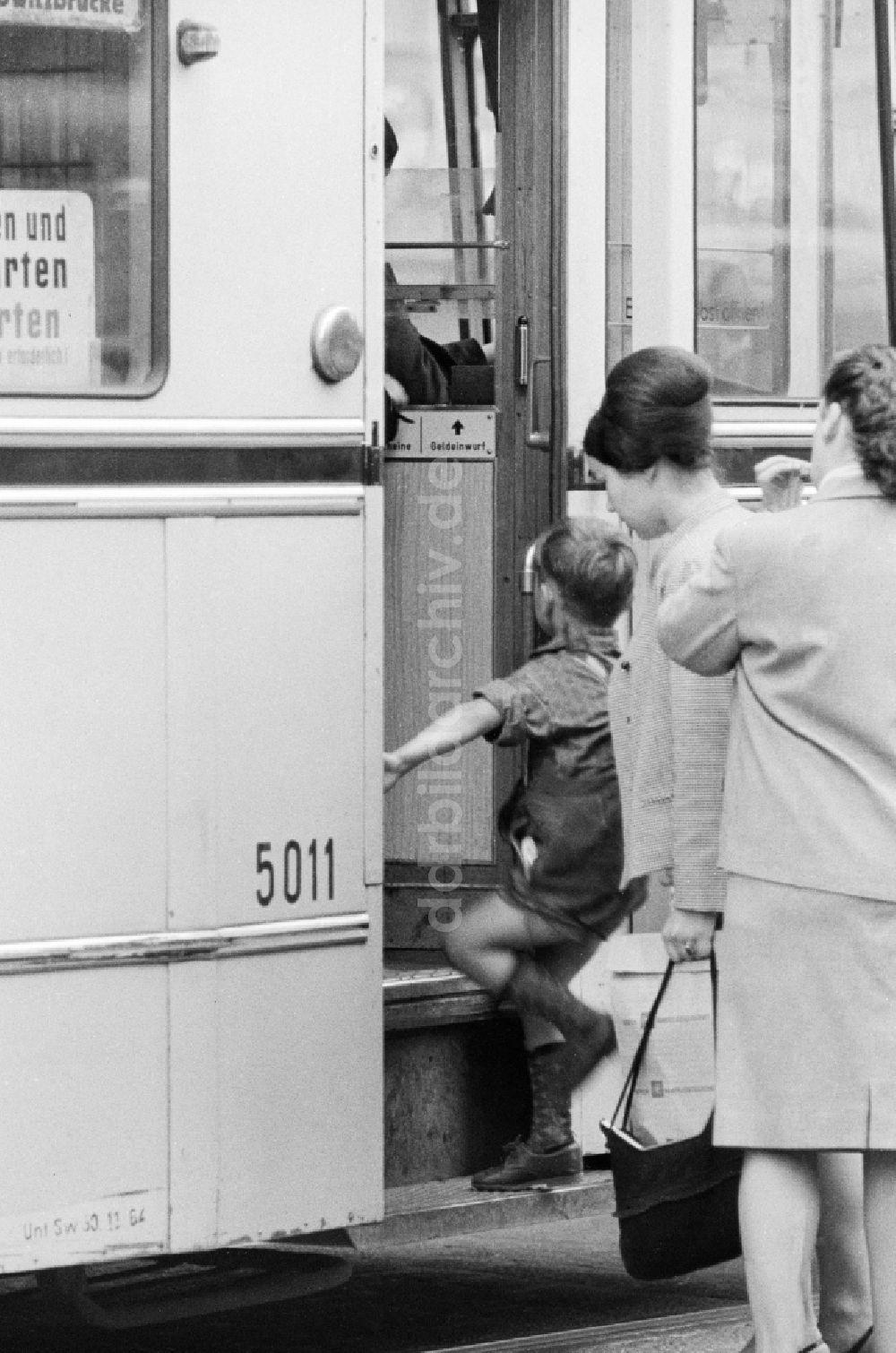 Berlin: Kleiner Junge steigt in eine Straßenbahn in Berlin ein, der ehemaligen Hauptstadt der DDR, Deutsche Demokratische Republik