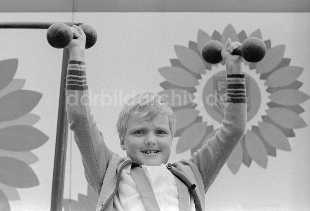 DDR-Bildarchiv: Chemnitz - Kleiner Junge mit zwei Hanteln in Chemnitz im Bundesland Sachsen auf dem Gebiet der ehemaligen DDR, Deutsche Demokratische Republik