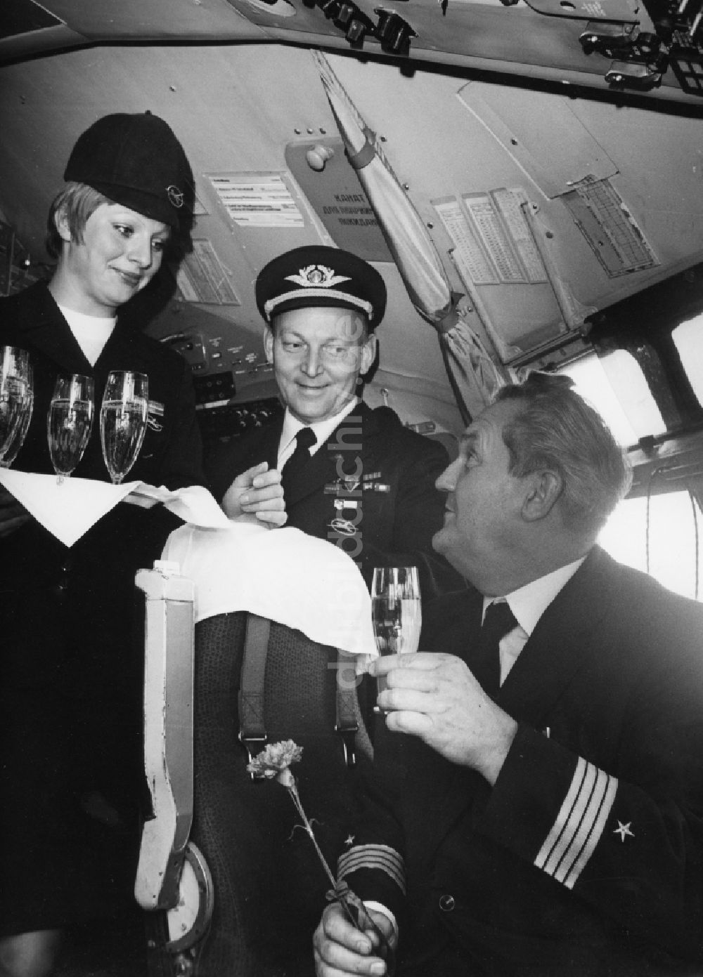 DDR-Fotoarchiv: Moskau - Kleiner Umtrunk im Cockpit einer IL-18 mit dem Flugkapitän der INTERFLUG Prof. Dr.-Ing. Rolf Heinig ( 1924 - 2008 ) in Moskau
