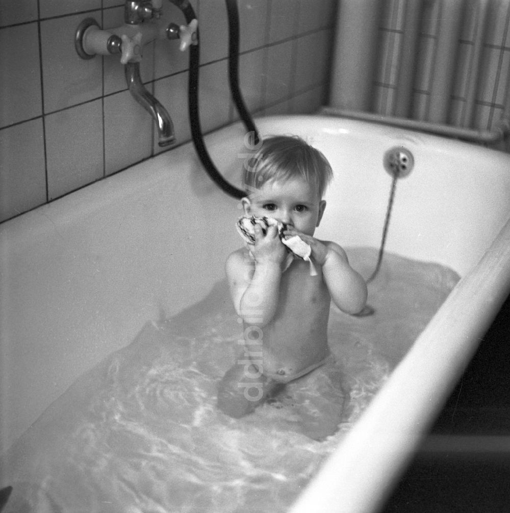 Berlin - Friedrichshain: Kleines Kind in der Badewanne in Berlin - Friedrichshain