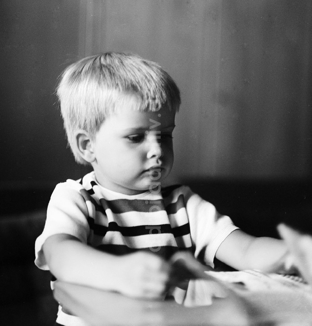 DDR-Fotoarchiv: Berlin - Kleines Kind beim spielen in Berlin, der ehemaligen Hauptstadt der DDR, Deutsche Demokratische Republik