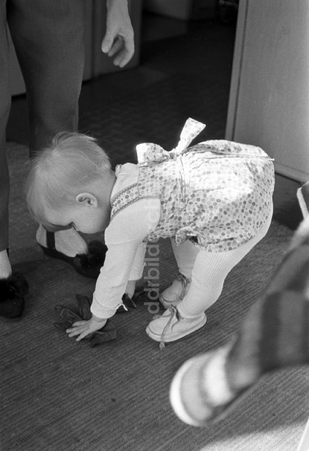 DDR-Fotoarchiv: Berlin - Friedrichshain - Kleines Kind beim spielen zu Hause in Berlin - Friedrichshain
