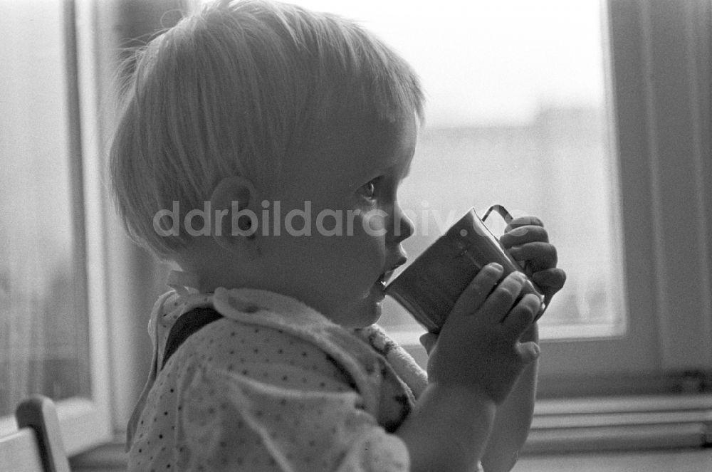 Berlin - Friedrichshain: Kleines Kind beim trinken aus einer Tasse in Berlin 