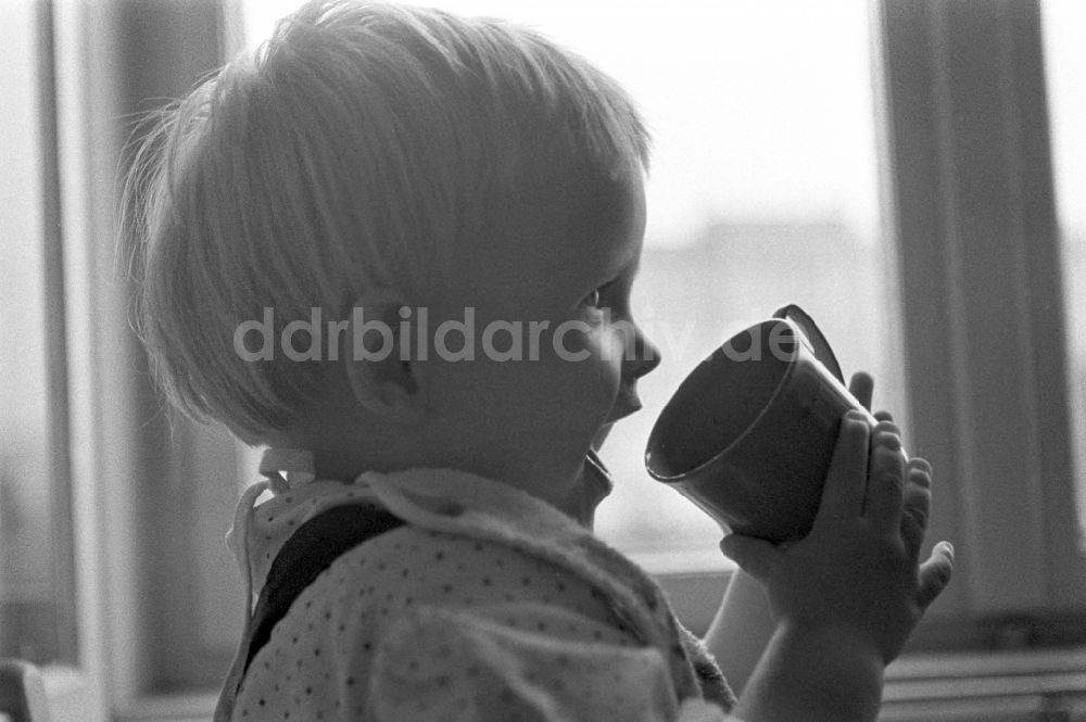 DDR-Bildarchiv: Berlin - Friedrichshain - Kleines Kind beim trinken aus einer Tasse in Berlin 