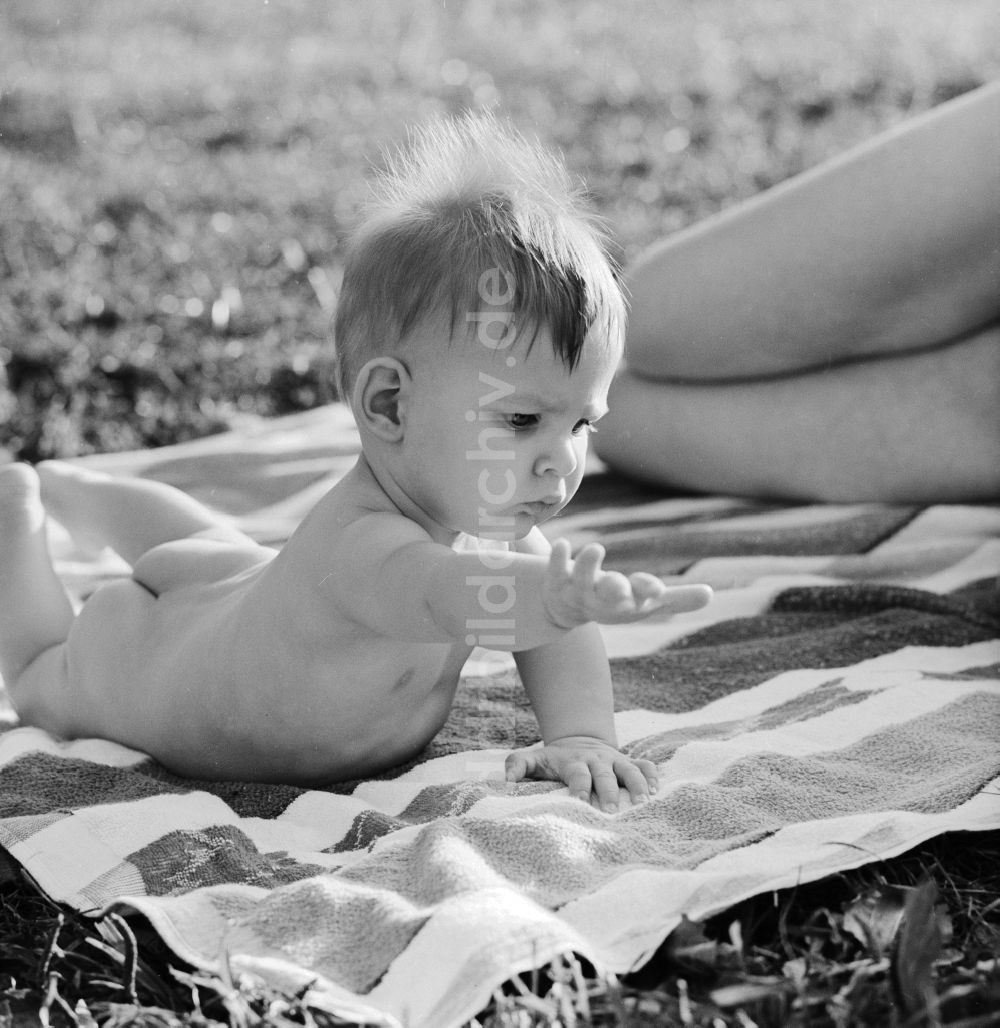 DDR-Fotoarchiv: Berlin - Kleines Kind nackt auf einer Decke in Berlin