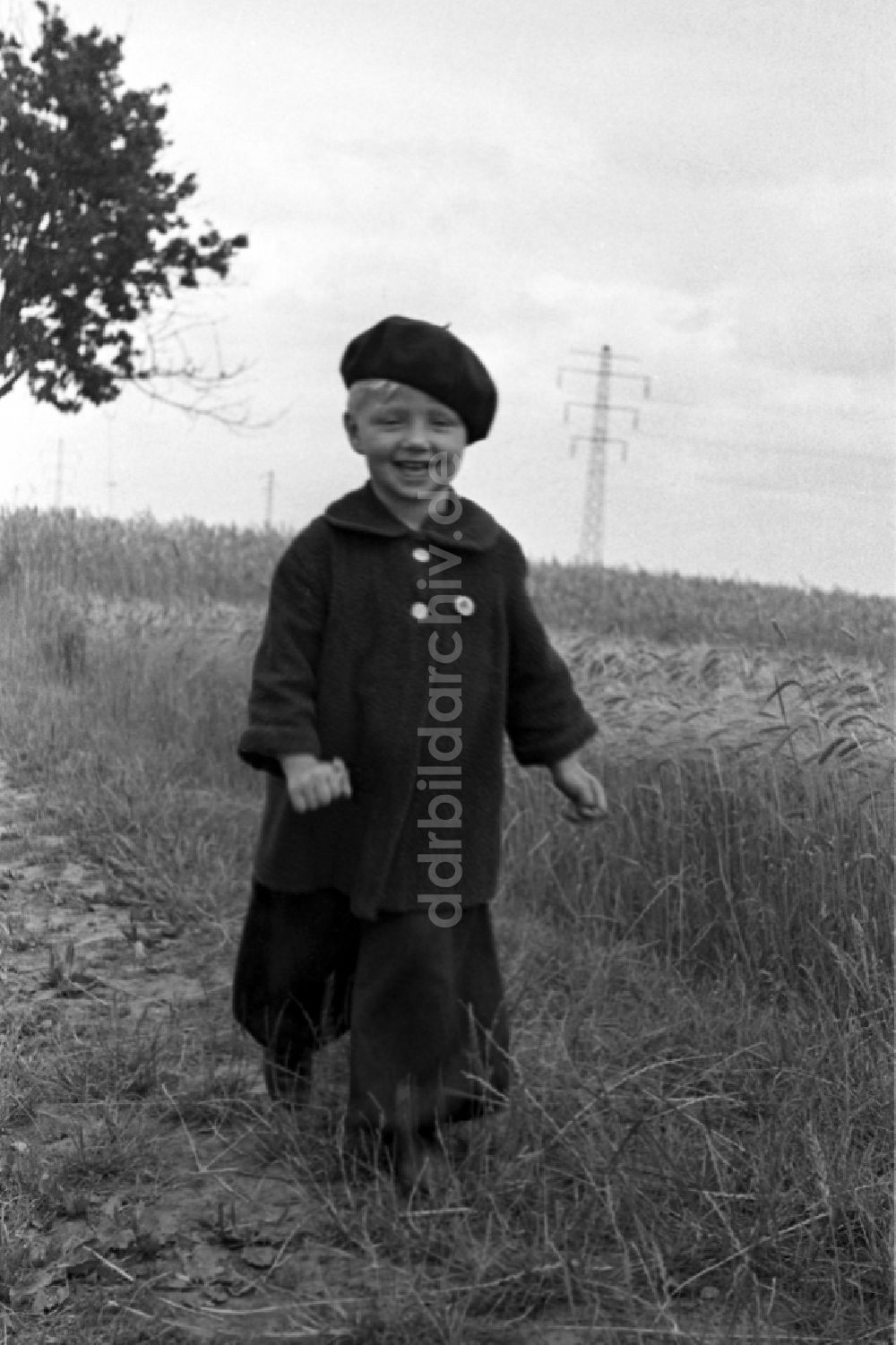 DDR-Bildarchiv: Merseburg - Kleines Kind in Pumphosen und mit Baskenmütze in Merseburg in Sachsen-Anhalt in der DDR