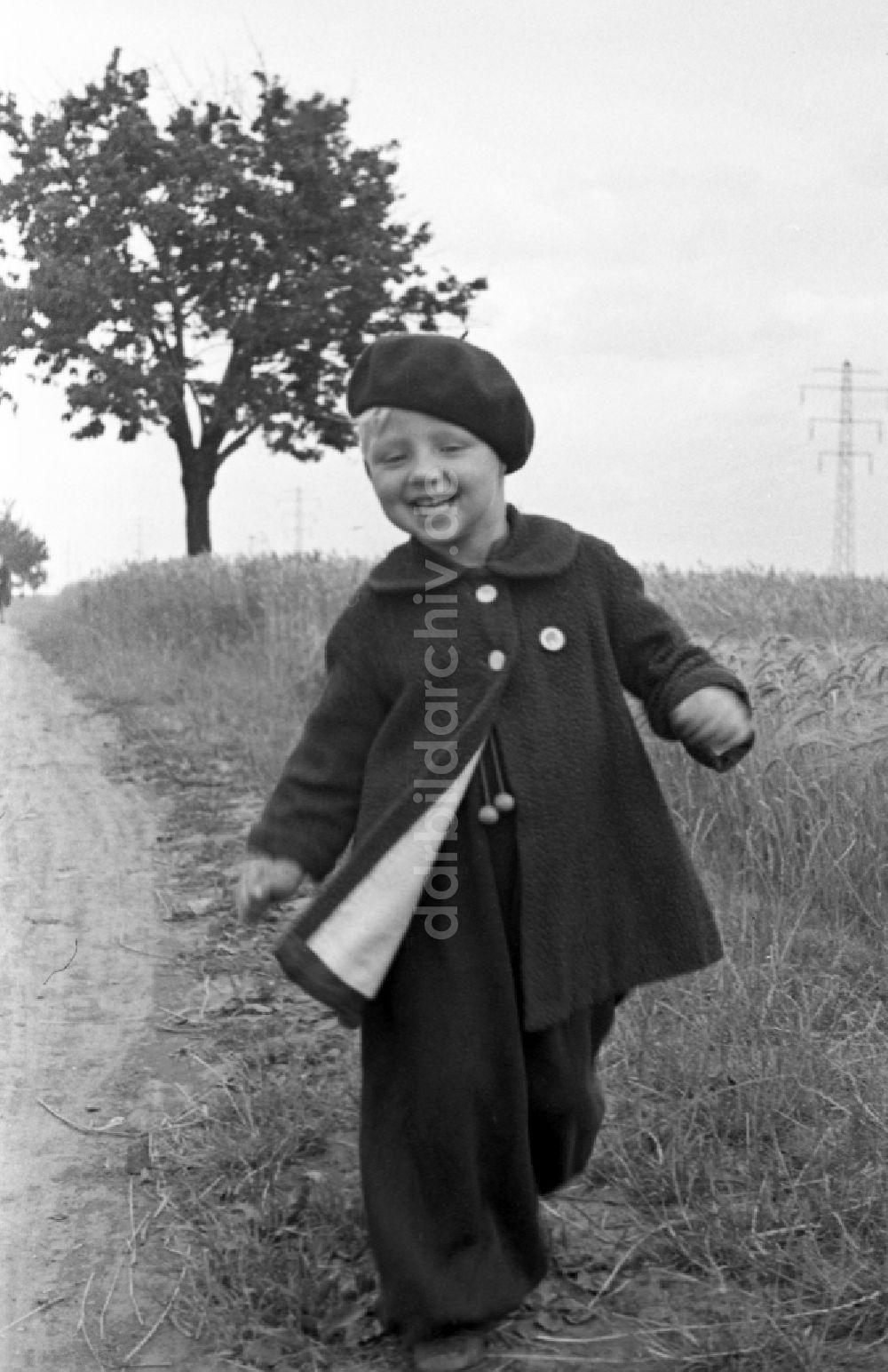 DDR-Fotoarchiv: Merseburg - Kleines Kind in Pumphosen und mit Baskenmütze in Merseburg in Sachsen-Anhalt in der DDR