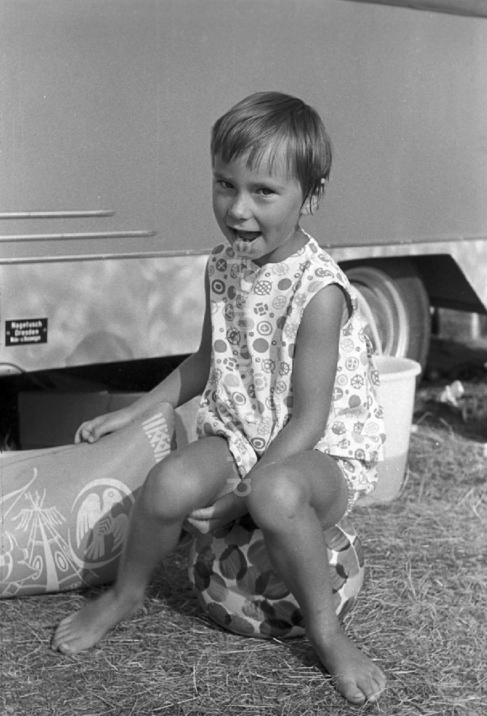DDR-Fotoarchiv: Neuruppin OT Stendenitz - Kleines Kind sitzt auf einem Ball in Brandenburg