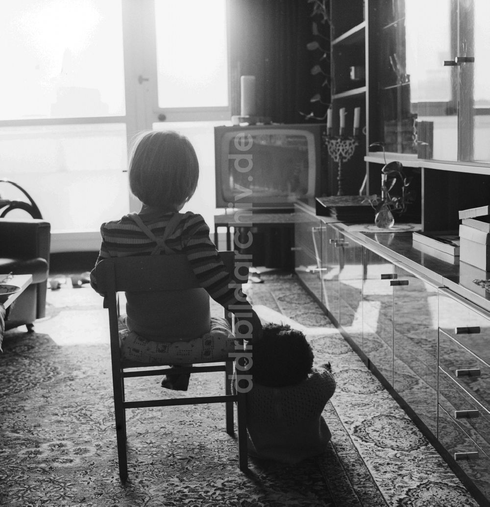 DDR-Fotoarchiv: Berlin - Kleines Kind sitzt vor dem Fernseher im Wohnzimmer in Berlin