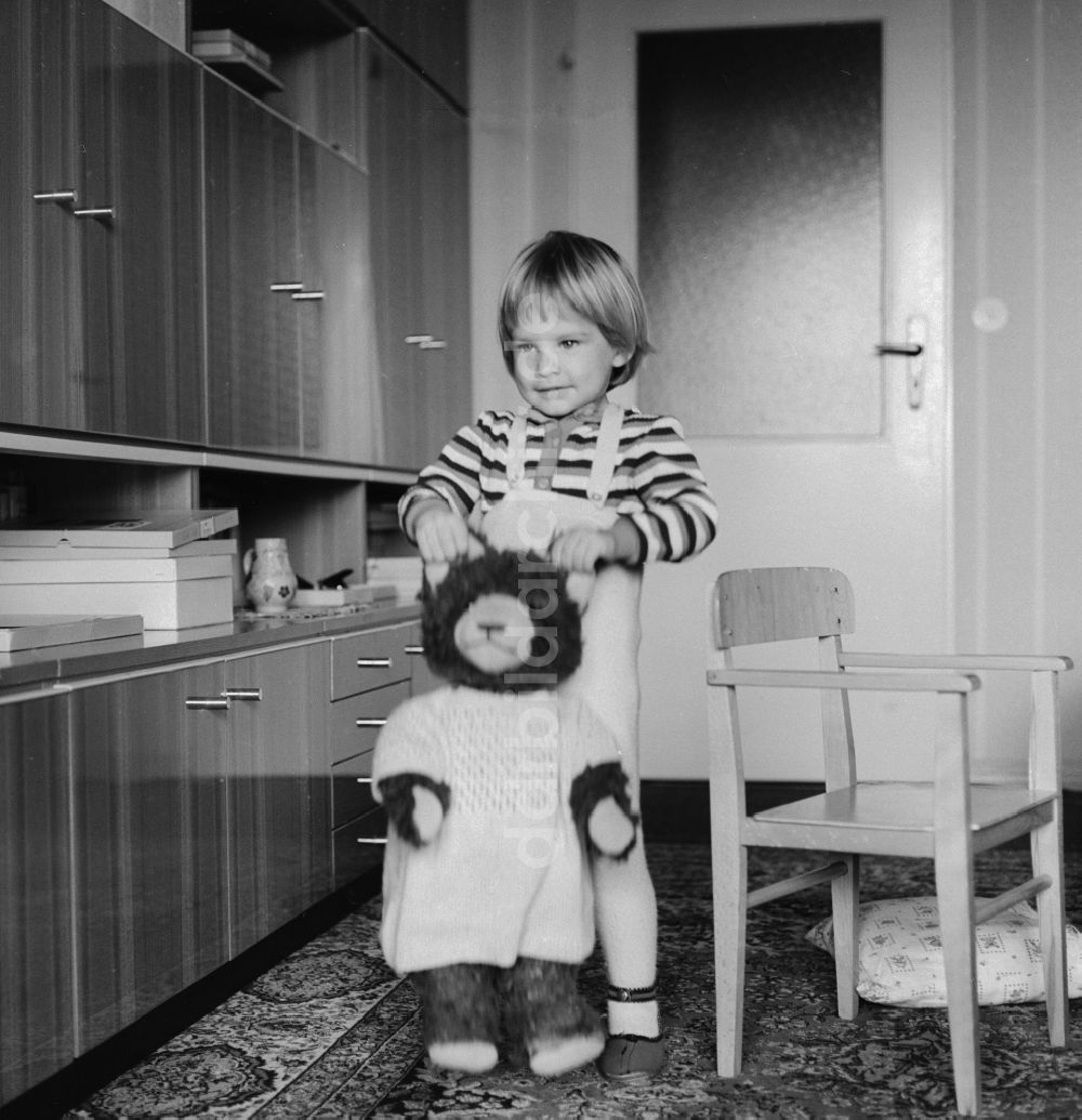 DDR-Bildarchiv: Berlin - Kleines Kind spielt mit seinem Teddy in Berlin