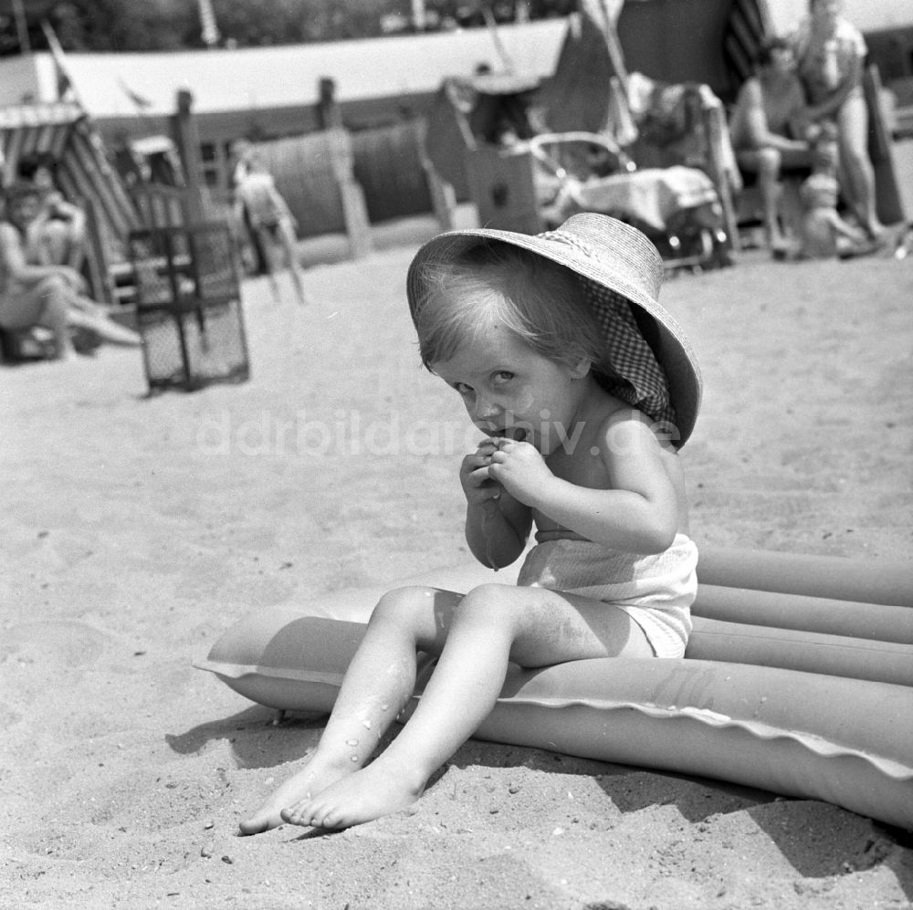DDR-Bildarchiv: Berlin - Köpenick - Kleines Kind mit Strohhut auf einer Luftmatratze im Strandbad Müggelsee in Berlin - Köpenick
