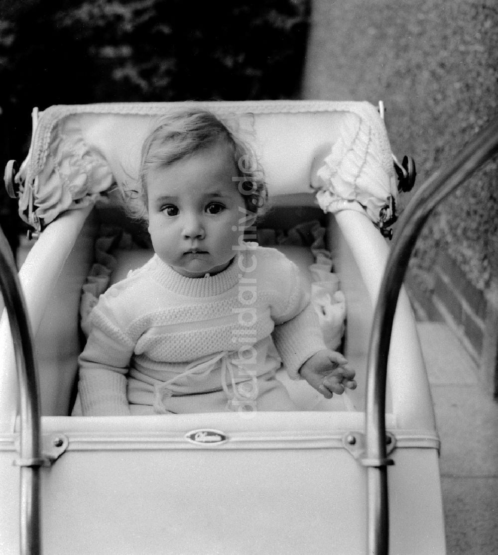 DDR-Bildarchiv: Zschopau - Kleines Mädchen in einem Kinderwagen in Zschopau im Bundesland Sachsen auf dem Gebiet der ehemaligen DDR, Deutsche Demokratische Republik