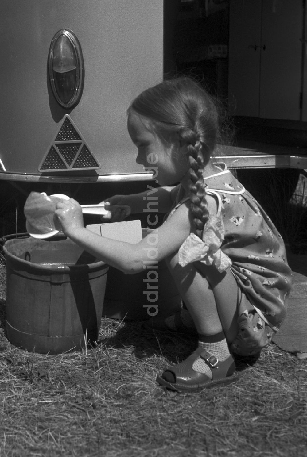 DDR-Fotoarchiv: Malge - Kleines Mädchen beim abwaschen in Brandenburg