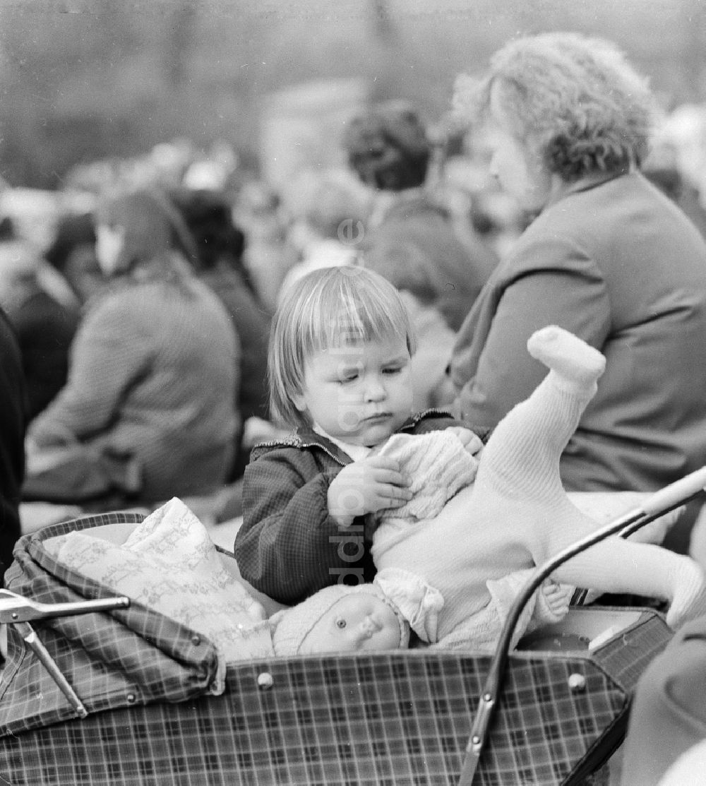 DDR-Fotoarchiv: Berlin - Kleines Mädchen mit Puppenwagen in Berlin, der ehemaligen Hauptstadt der DDR, Deutsche Demokratische Republik