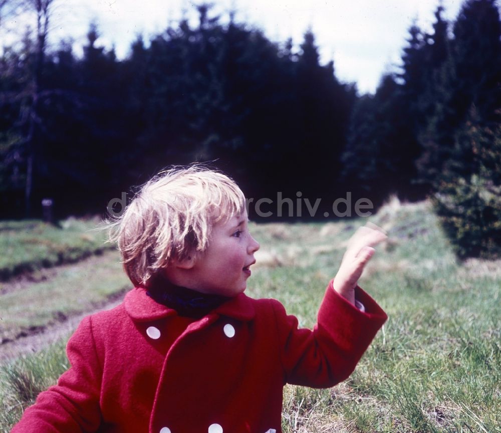Friedrichroda: Kleines Mädchen mit rotem Mantel in Friedrichroda in Thüringen in der DDR
