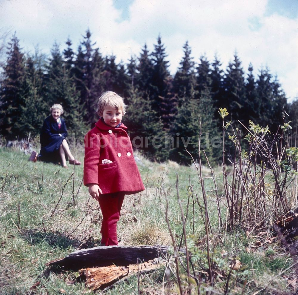 DDR-Fotoarchiv: Friedrichroda - Kleines Mädchen mit rotem Mantel in Friedrichroda in Thüringen in der DDR