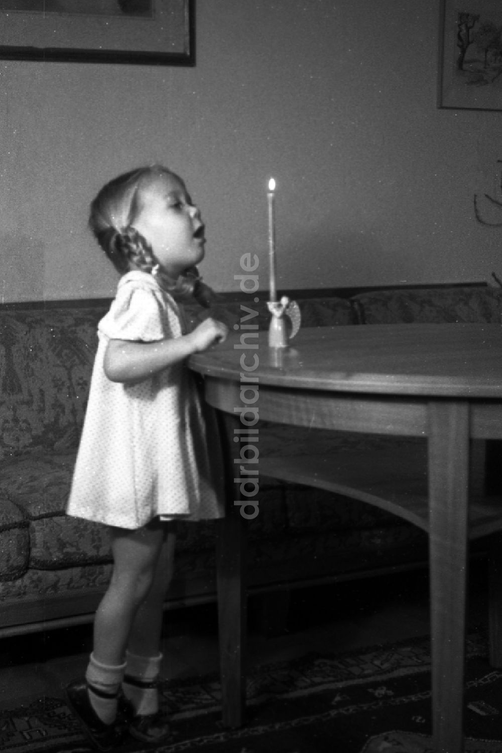 Merseburg: Kleines Mädchen versucht eine Kerze auszupusten in Merseburg in Sachsen-Anhalt in Deutschland