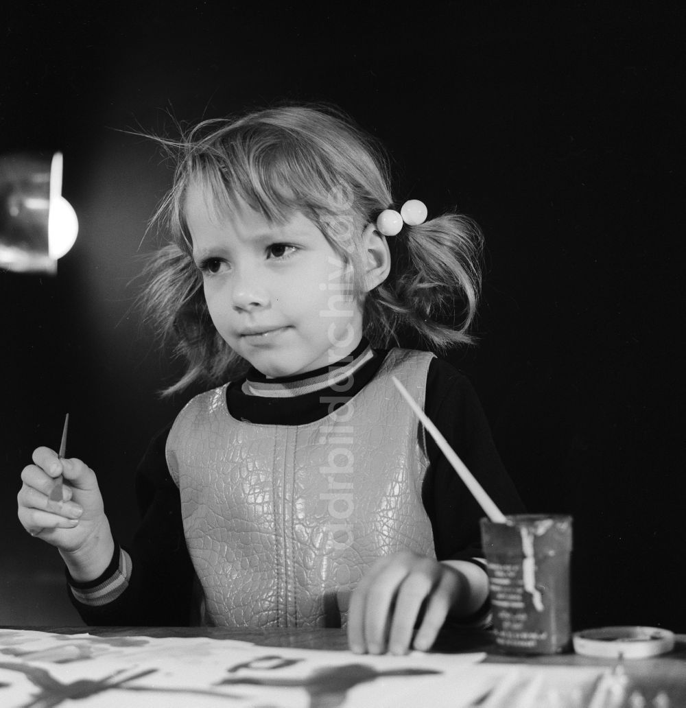 DDR-Fotoarchiv: Berlin - Kleines Mädchen mit Zöpfen beim malen mit Pinsel und Tusche in Berlin, der ehemaligen Hauptstadt der DDR, Deutsche Demokratische Republik