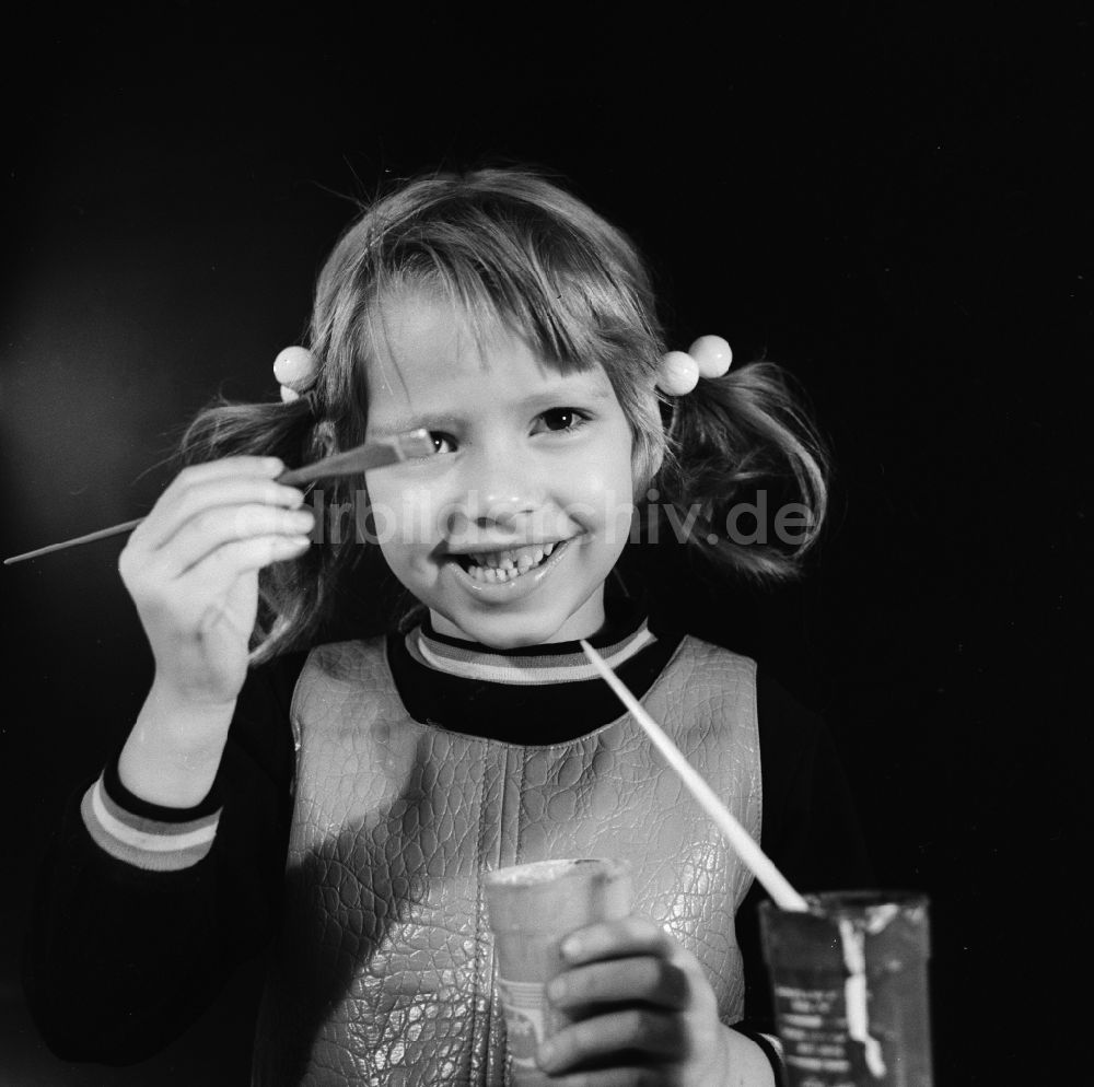 DDR-Fotoarchiv: Berlin - Kleines Mädchen mit Zöpfen beim malen mit Pinsel und Tusche in Berlin, der ehemaligen Hauptstadt der DDR, Deutsche Demokratische Republik