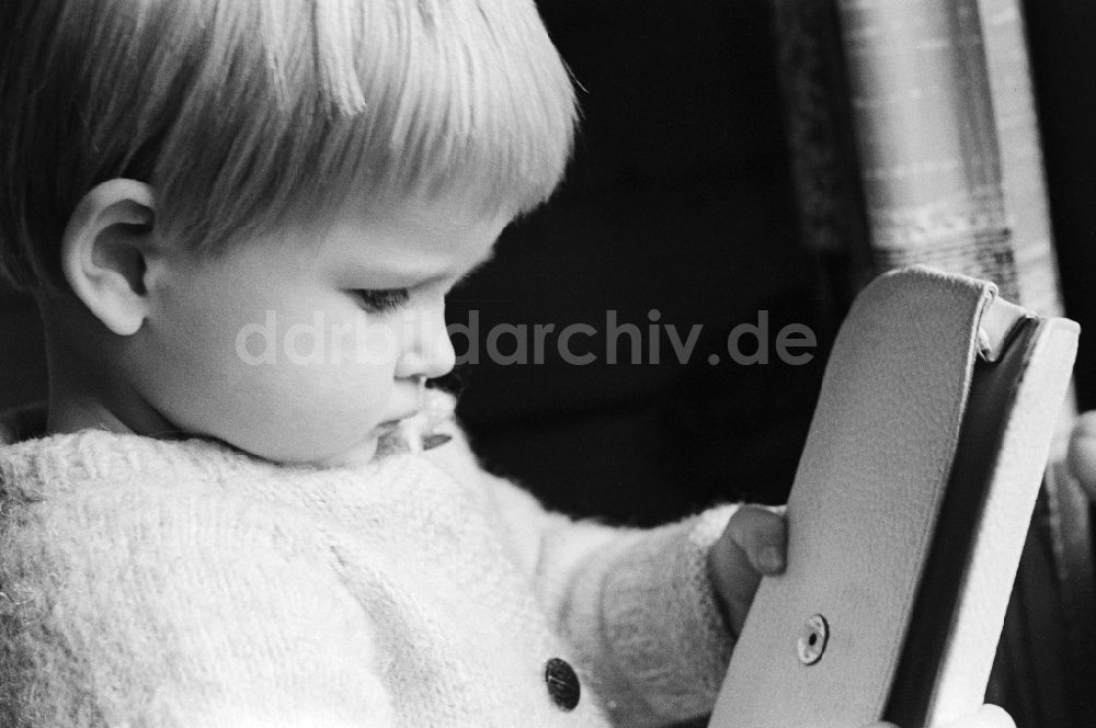 Berlin: Kleines neugieriges Kind in Berlin, der ehemaligen Hauptstadt der DDR, Deutsche Demokratische Republik