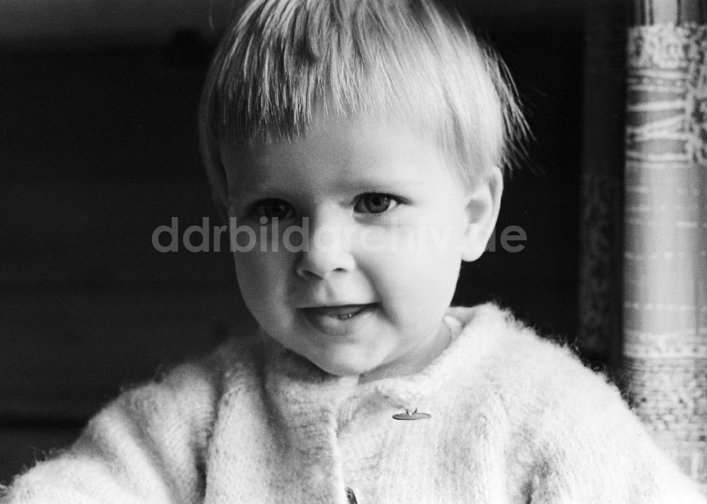DDR-Bildarchiv: Berlin - Kleines neugieriges Kind in Berlin, der ehemaligen Hauptstadt der DDR, Deutsche Demokratische Republik
