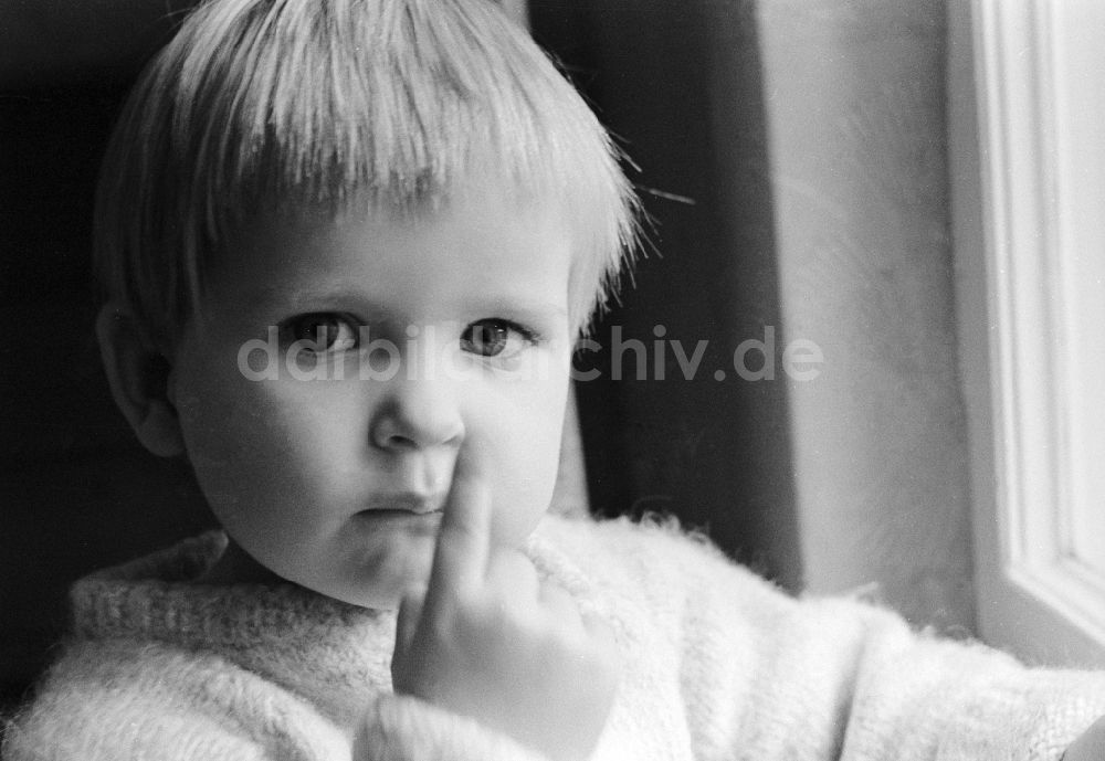 DDR-Fotoarchiv: Berlin - Kleines neugieriges Kind in Berlin, der ehemaligen Hauptstadt der DDR, Deutsche Demokratische Republik