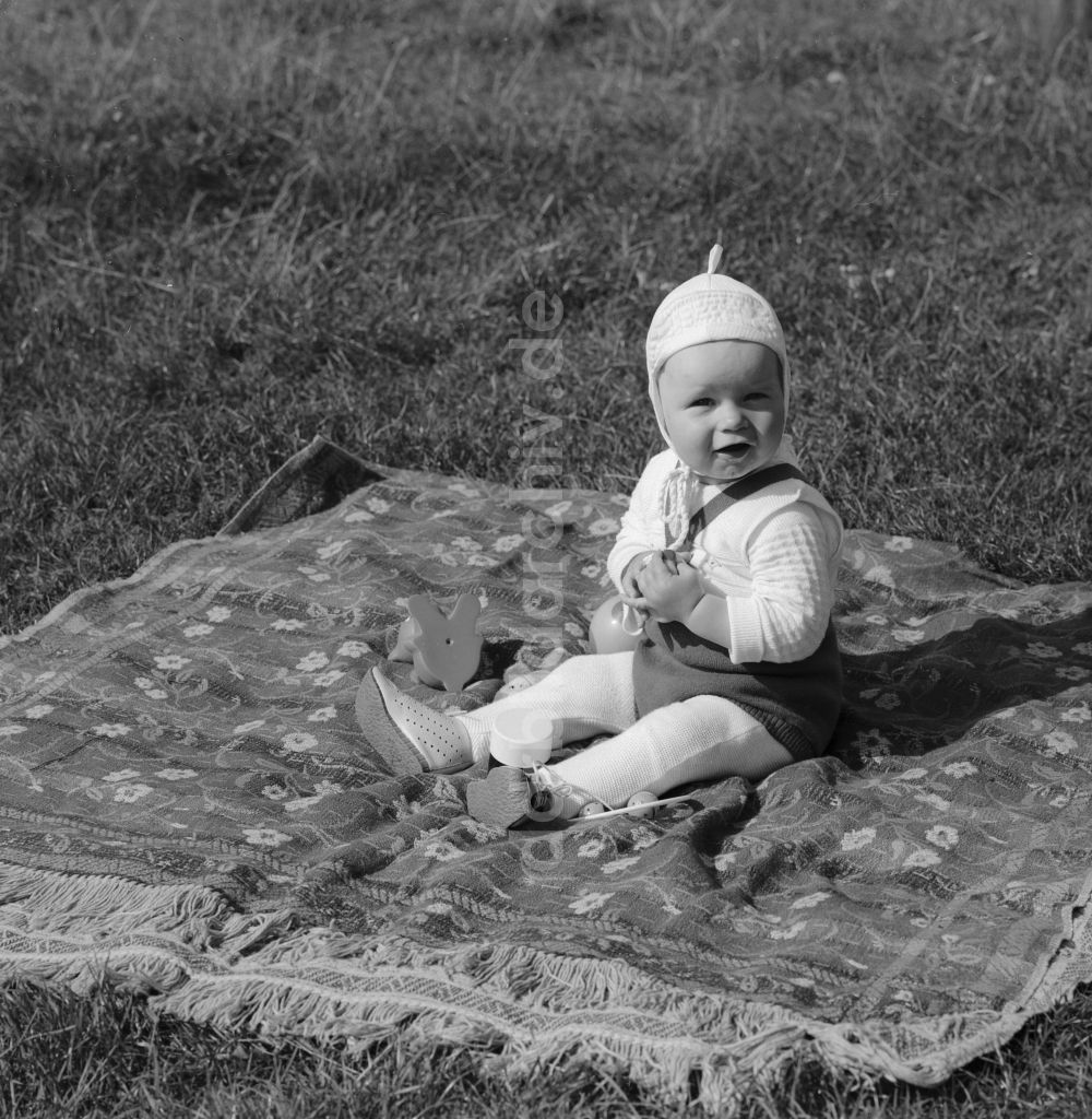 Insel Hiddensee: Kleinkind auf einer Decke auf einer Wiese in Neuendorf auf der Insel Hiddensee im heutigen Bundesland Mecklenburg-Vorpommern