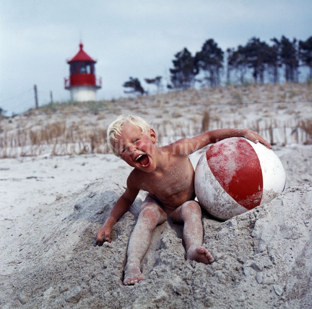 Rostock: Kleinkind mit Wasserball am Strand Warnemünde in Rostock in der DDR