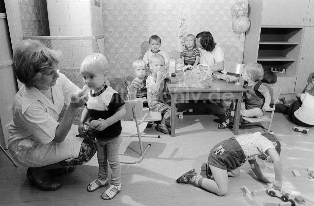 DDR-Bildarchiv: Mittenwalde - Kleinkinder in einer Kinderkrippe / Kinder garten in Mittenwalde in Brandenburg in der DDR