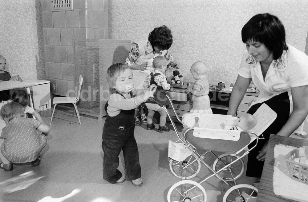 DDR-Fotoarchiv: Mittenwalde - Kleinkinder in einer Kinderkrippe / Kinder garten in Mittenwalde in Brandenburg in der DDR