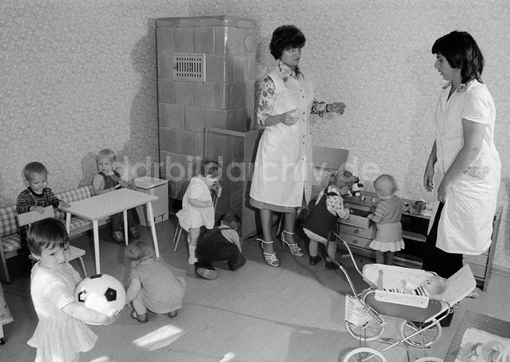Mittenwalde: Kleinkinder in einer Kinderkrippe / Kinder garten in Mittenwalde in Brandenburg in der DDR